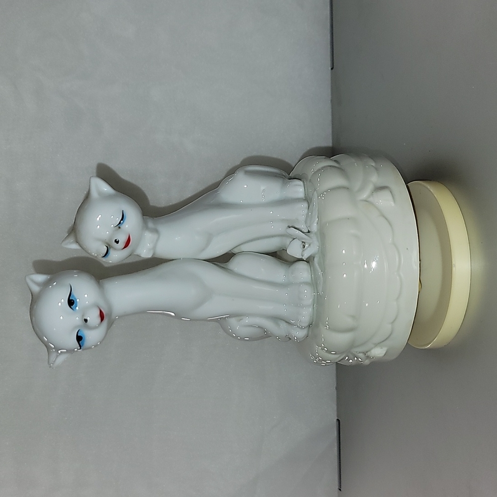 Vintage Porcelain Cats Music Box